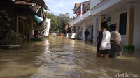 Terpisah, Sukiroh (42) warga Desa Pekandangan, Kecamatan Indramayu mengaku khawatir dengan kondisi banjir. Menurut Sukiroh, ketinggian air sempat mencapai pinggang orang dewasa.