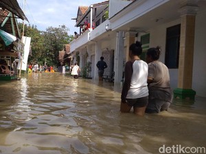 Mensos Beri Bantuan Rp 482 Juta Bagi Korban Banjir Indramayu
