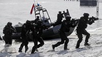 Proses penyisiran bahan peledak ini menjadi bagian akhir dari simulasi yang dilakukan oleh petugas gabungan TNI dalam simulasi penanggulangan terorisme.