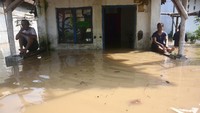 Banjir di kampung ini akibat meluapnya Sungai Gunting. Sungai tersebut tak mampu menampung air hujan yang mengguyur sejak pukul 01.00 WIB. Antara Foto/Syaiful Arif.