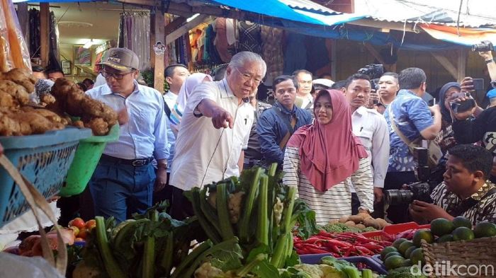 Menteri Perdagangan Enggartiasto Lukita (tengah-kemeja putih)/Foto: Syahdan Alamsyah Menteri Perdagangan Enggartiasto Lukita (tengah-kemeja putih)/Foto: Syahdan Alamsyah