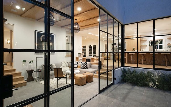 Dilansir Cosmopolitan, rumah mewah Justin dan Hailey terletak di kawasan elit. Dibeli lewat agensi real estate Hilton & Hyland. Foto: Instagram/@hiltonhyland