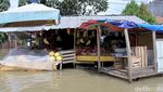 Begini Ragam Aktivitas Warga Bandung Ditengah Banjir