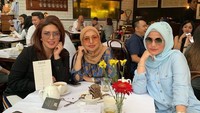 Kalau ini momen kulineran Dewi di sebuah kafe hits di Jakarta. Nampak potongan kue dan teh menemani santai Dewi dan teman-temannya. Foto: Instagram dewi_bamsoet