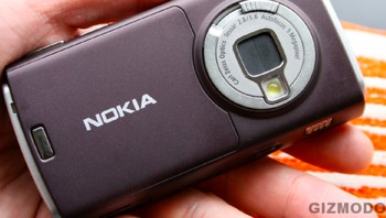 Penampakan kamera belakangnya yang beresolusi 5 megapixel dengan lensa Carl Zeiss. Foto: Gizmodo