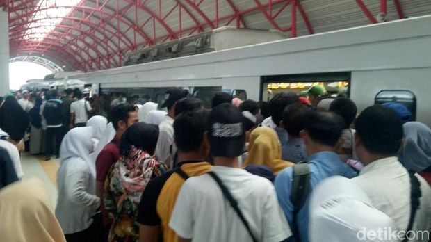 Hasil gambar untuk massa pro prabowo naik LRT di palembang