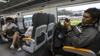 Para penumpang mengaku memilih transportasi kereta api bandara ini lantaran harganya lebih murah dibanding naik taksi online. Kereta bandara ini nggak sampai Rp 100 ribu. Foto: AntaraFOTO/Nova Wahyudi
