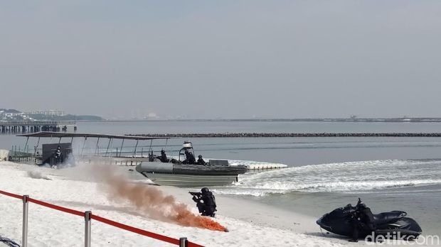 Disaksikan Panglima, TNI Simulasi Pembebasan Sandera Teroris di Jakut