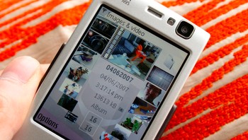 Di masa hidupnya, N95 menghadapi tantangan hebat dari LG Prada, Apple iPhone, Sony Ericsson W950i dan K850. Tapi ia tetap tak terkalahkan. Foto: Gizmodo