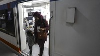 Setelah beroperasinya MRT Jakarta dan integrasi antar moda transportasi (KA Bandara, MRT, Transjakarta dan Communer line) jumlah penumpang kereta api bandara mengalami peningkatan sebesar 11 persen. Foto: AntaraFOTO/Nova Wahyudi