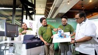 Fuji Xerox PrimeLink C9065 ini menawarkan digital print on demand untuk pengembangan sebuah tampilan produk. Dengan teknologi terbaru yang inovatif yaitu Fuji Xerox ini memang menyasar UMKM seiring dengan bertumbuhnya jumlah UMKM di Indonesia yang pesat ditunjang dengan bertumbuhnya e-commerce guna menjawab kebutuhan usaha digital printing dan UMKM. Foto: dok. Astragraphia