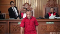 Ruben meninggalkan ruang sidang usai memberikan kesaksian terkait kasus hoax penganiayaan dengan terdakwa Ratna Sarumpaet.