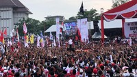 Jokowi mengawali kampanye dengan naik kereta kuda. Sepanjang perjalanan, Jokowi menyapa massa pendukungnya sebelum akhirnya naik ke atas panggung. (Ray Jordan/detikcom)