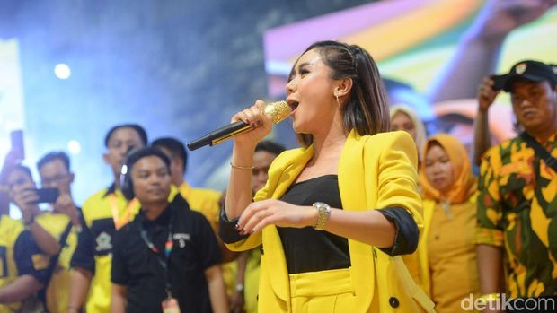 Pilih Jokowi, Cita Citata Manggung 'Balas Dendam' di Acara Golkar