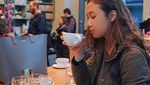Cantik Menawan! Adik Sherina, Mayzura Munaf yang Gemar Ngopi