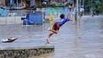 Begini Ragam Aktivitas Warga Bandung Ditengah Banjir