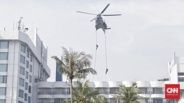 Penerjunan pasukan lewat helikopter.