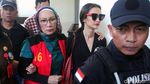 Atiqah Dampingi Ratna Sarumpaet Masuk Ruang Sidang