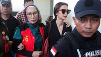Baik Atiqah maupun Ratna nampak tak banyak bicara kepada awak media saat akan memasuki ruang sidang.