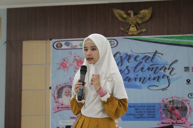 Sosoknya yang inspiratif membuat Davrina sering diundang menjadi pembicara di sejumlah acara. Ia terus mengkampanyekan kepada generasi muda untuk mengecek kesehatan secara rutin, tidak hanya saat sakit saja. Foto: Instagram/DavrinaRianda