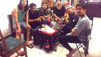 Rayakan natal bersama acara makan-makan semakin seru, dengan kehadiran Adipati hingga Wafda Saifan yang tengah asyik menikmati minuman bersoda. Foto: Instagram @hillenaar87