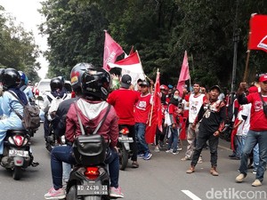 Jalan Slamet Riyadi Solo Memerah, Massa Pro Jokowi Mulai Berdatangan