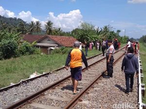Biker Tewas Mengenaskan Terlindas Kereta Api di Banjar