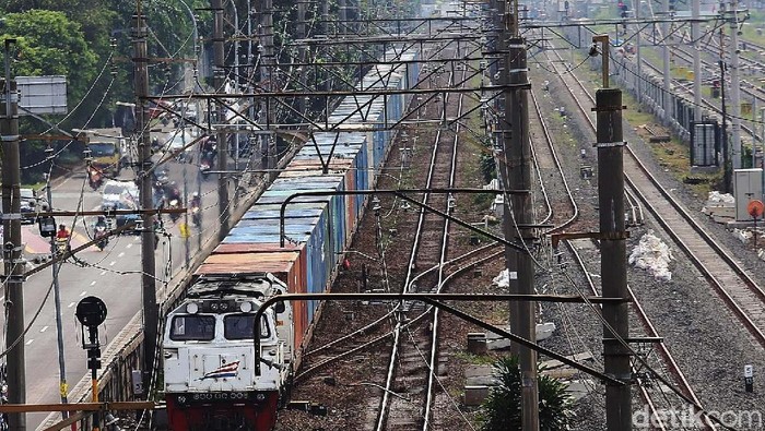 Pegowes yang menggunakan KRL kesulitan menitipkan sepedanya (Foto: Agung Pambudhy) Pegowes yang menggunakan KRL kesulitan menitipkan sepedanya (Foto: Agung Pambudhy)