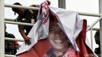Lagi, Petugas Tertibkan APK Caleg yang Mejeng di JPO Jakbar