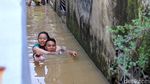 Detik-detik Evakuasi Ibu Hamil dari Banjir di Bandung