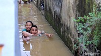 Evakuasi ibu hamil ini cukup dramatis, pasalnya dievakuasi tanpa menggunakan pelampung dan alat bantu lainnya.