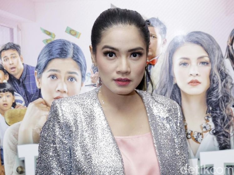 Titi Kamal Jadi Emak-emak Blink-blink