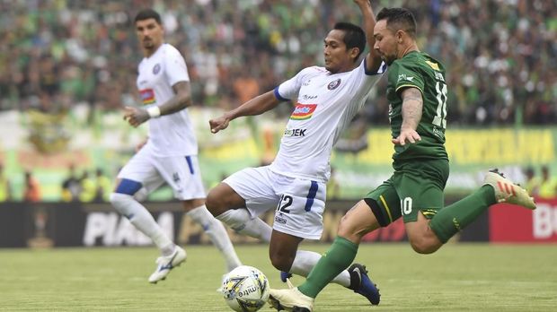 Arema FC saat menghadapi Persebaya di leg pertama final Piala Presiden 2019. (