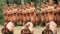Dia menyebut kesenian Gandrung memang berasal dari tradisi rakyat. Awalnya, kesenian Gandrung merupakan wujud syukur atas hasil pertanian yang melimpah. Karena itu, situs rawat-ruwat Tari Gandrung ini pun kita hamparkan berdampingan dengan aktivitas rakyat, yaitu petani yang tetap membajak sawah dengan kerbau, menanam dan memanen padi.