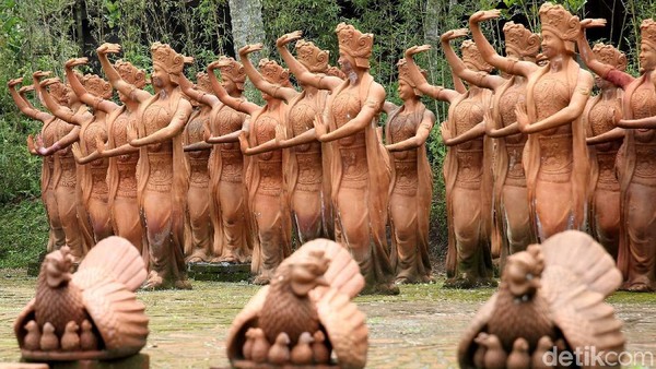 Dia menyebut kesenian Gandrung memang berasal dari tradisi rakyat. Awalnya, kesenian Gandrung merupakan wujud syukur atas hasil pertanian yang melimpah. Karena itu, situs rawat-ruwat Tari Gandrung ini pun kita hamparkan berdampingan dengan aktivitas rakyat, yaitu petani yang tetap membajak sawah dengan kerbau, menanam dan memanen padi. Dia menyebut kesenian Gandrung memang berasal dari tradisi rakyat. Awalnya, kesenian Gandrung merupakan wujud syukur atas hasil pertanian yang melimpah. Karena itu, situs rawat-ruwat Tari Gandrung ini pun kita hamparkan berdampingan dengan aktivitas rakyat, yaitu petani yang tetap membajak sawah dengan kerbau, menanam dan memanen padi.