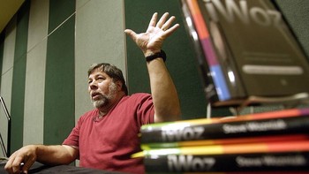 Kecelakaan membuat Woz absen lama dari Apple. Baru tahun 1983 dia kembali sebagai engineer. Ia tak ingin posisi lebih tinggi karena hal teknis adalah kegemarannya. Woz memang tak begitu menyukai posisi di manajemen, pemalu dan senang berada di balik layar. Akhirnya karena merasa tak dibutuhkan lagi di Apple, Woz keluar tahun 1985 dan menjual sebagian besar sahamnya. Ia juga menganggap Apple menuju ke arah yang salah. Foto: Getty Images