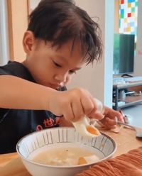 Pintarnya! Anak Andien, Kawa Bisa Kupas Telur Rebus Sendiri