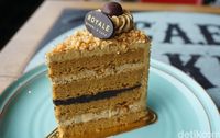 Royale Bakery and Cafe: Ngemil Cake dan Makan 'Ninja Burger' di Kafe Instagrammable