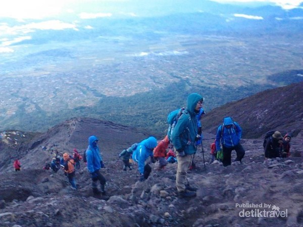 Mendaki gunung ini butuh perjuangan dan harus berhati-hati seiring medannya yang sulit (Akbar Priyono/dTraveler) Mendaki gunung ini butuh perjuangan dan harus berhati-hati seiring medannya yang sulit (Akbar Priyono/dTraveler)