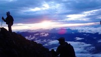 Traveler mendaki hingga ke puncak gunung (Akbar Priyono/dTraveler)