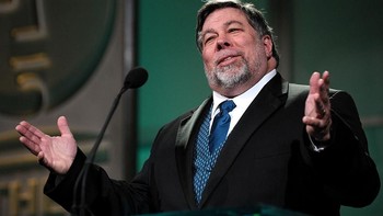 Selepas dari Apple itu, Wozniak terlibat mendirikan beberapa perusahaan teknologi. Yang pasti dia menikmati hidupnya. Suka pula memakai beragam jenis gadget, tidak melulu Apple. Banyak ponsel Android jadi favoritnya. Ia kadang menjadi pembicara di banyak event, berbagi ilmu dan kisah hidupnya. Foto: Getty Images
