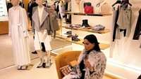 Berbelanja Louis Vuitton, Sofia pun terlihat sedang duduk sambil menikmati wine setelah berbelanja. Foto: Instagram@sofiasaravda
