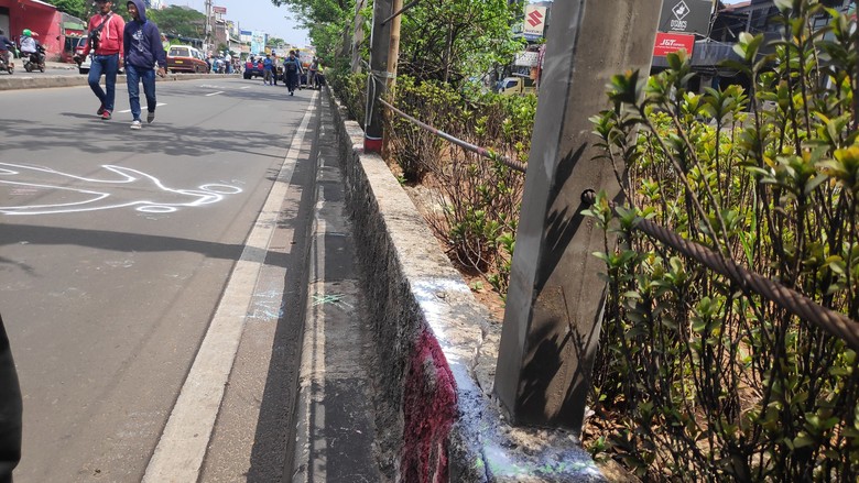 Foto: Olah TKP di Jalan Margonda (Matius Alfons/detikcom) Foto: Olah TKP di Jalan Margonda (Matius Alfons/detikcom)