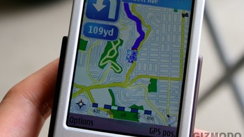 N95 memang dinilai beberapa pihak punya beragam terobosan teknologi. Terutama di bidang kamera, pemutar musik, game mobile grafis 3D, desain dual slider, GPS dan konektivitas 3G. Sudah begitu, wujudnya pun terbilang mungil meski dibenamkan fitur melimpah. Masih ada lagi. Pemetaan GPS-nya bagus, web browsernya juga begitu dan game 3D akan membuat kalian takjub, tambah Sascha. Foto: Gizmodo