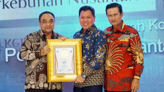 Direktur Utama Perkebunan Nusantara Dolly Pulungan (tengah)/Foto: dok. PTPN Direktur Utama Perkebunan Nusantara Dolly Pulungan (tengah)/Foto: dok. PTPN