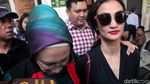 Atiqah Dampingi Ratna Sarumpaet Masuk Ruang Sidang
