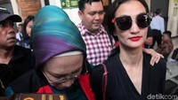 Sesekali Atiqah hanya tersenyum dan terus berjalan memasuki ruang sidang bersama sang ibunda Ratna Sarumpaet.