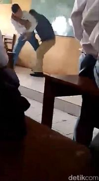 Akhir Duel di Kelas: Guru Pembanting Diskors 3 Bulan, Siswa Dilindungi