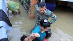 Detik-detik Evakuasi Ibu Hamil dari Banjir di Bandung