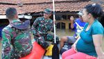 Detik-detik Evakuasi Ibu Hamil dari Banjir di Bandung